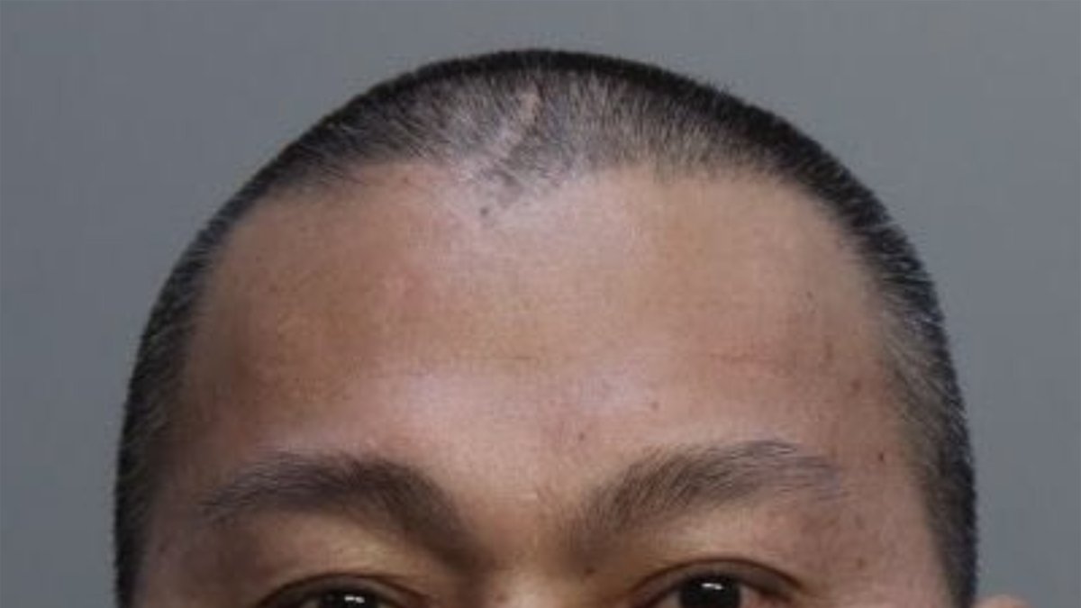 Fotografía cedida por el Departamento de Policía de Miami Beach que muestra a Wu Chen, un hombre buscado por su presunto vínculo a cuatro asesinatos cometidos el pasado fin de semana en una finca de cultivo de marihuana en Oklahoma (Estados Unidos). EFE/Departamento de Policía de Miami Beach