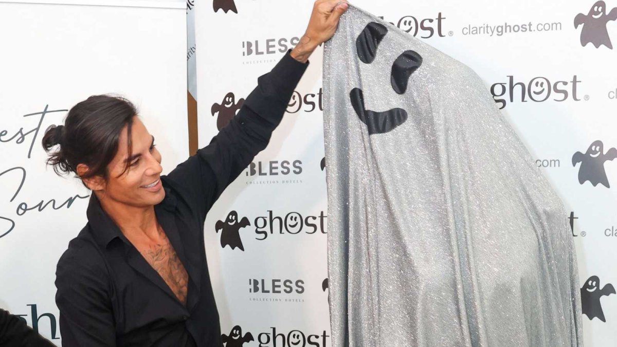 El momento en que el hijo mayor de Julia Iglesias 'devela' la sorpresa a quienes asistieron al evento.