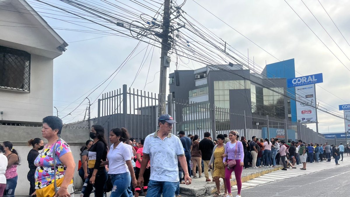 Este jueves, a un día del Black Friday, ciudadanos salieron temprano de sus casas para buscar las ofertas de la época.