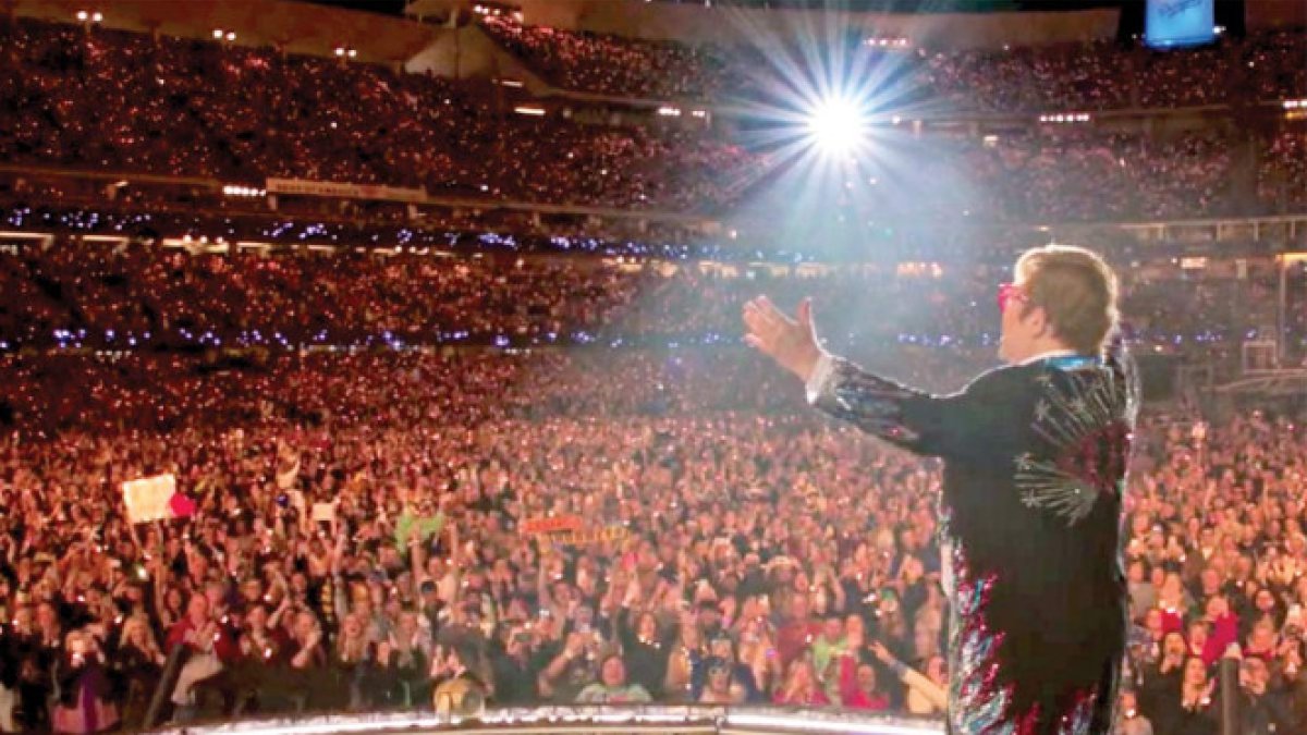 Elton John durante su show de despedida en el mismo estadio que lo catapultó a la fama mundial en 1975.