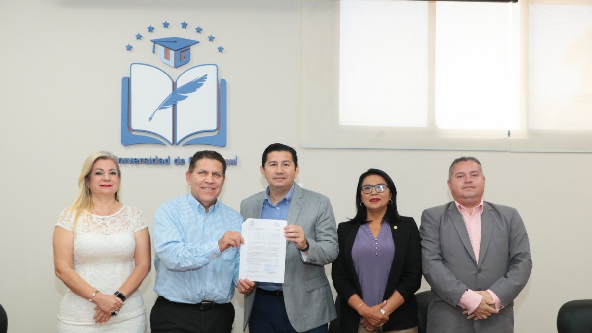 Los representantes de la Universidad de Guayaquil y de la Cámara de Turismo del Guayas firmaron un convenio.