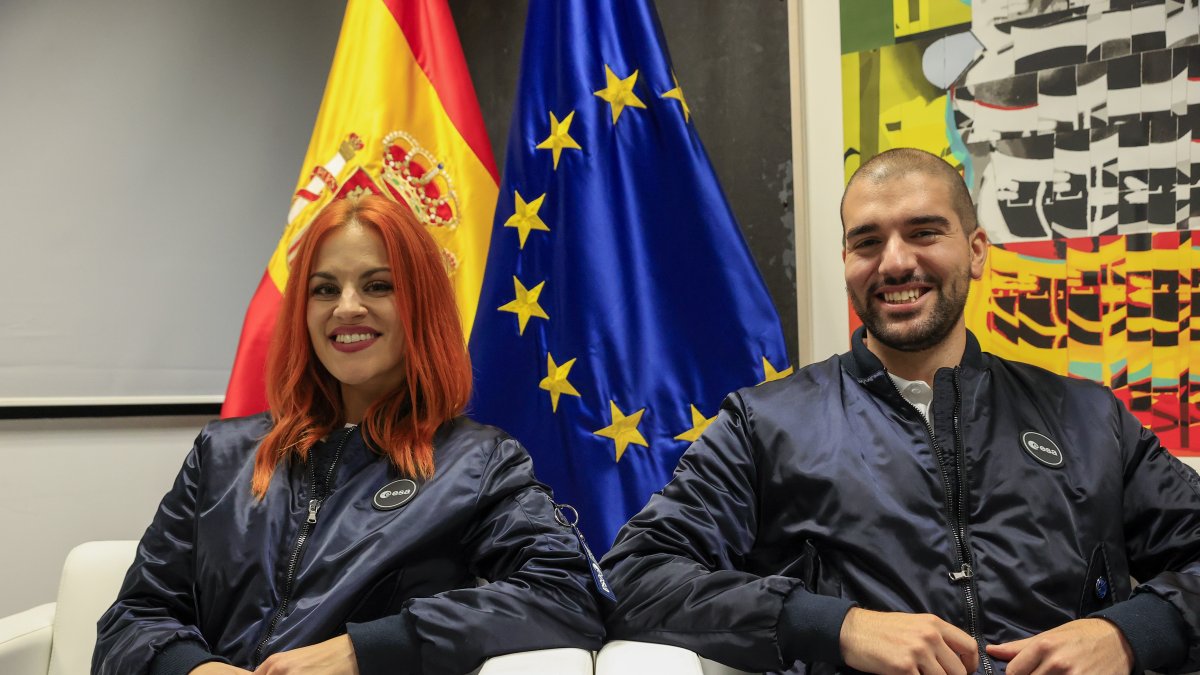 Pablo Álvarez y Sara García, elegidos astronautas de la Agencia Espacial Europea (ESA), en una entrevista con EFE en Madrid. EFE / Zipi Aragón