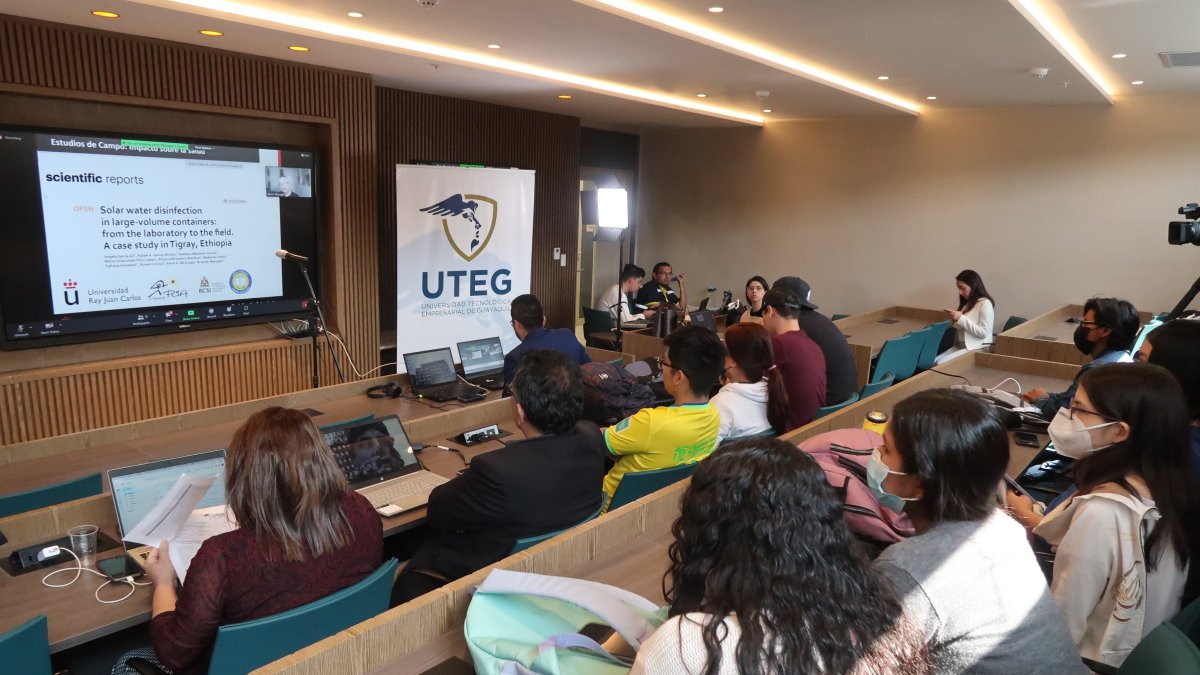 Los conferencistas se conectan a través de Zoom.