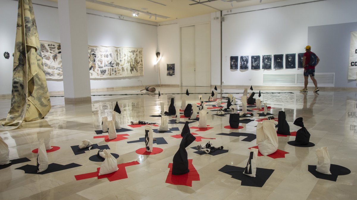 Guayaquil. Un visitante recorre las obras del artista Víctor Hugo Bravo.