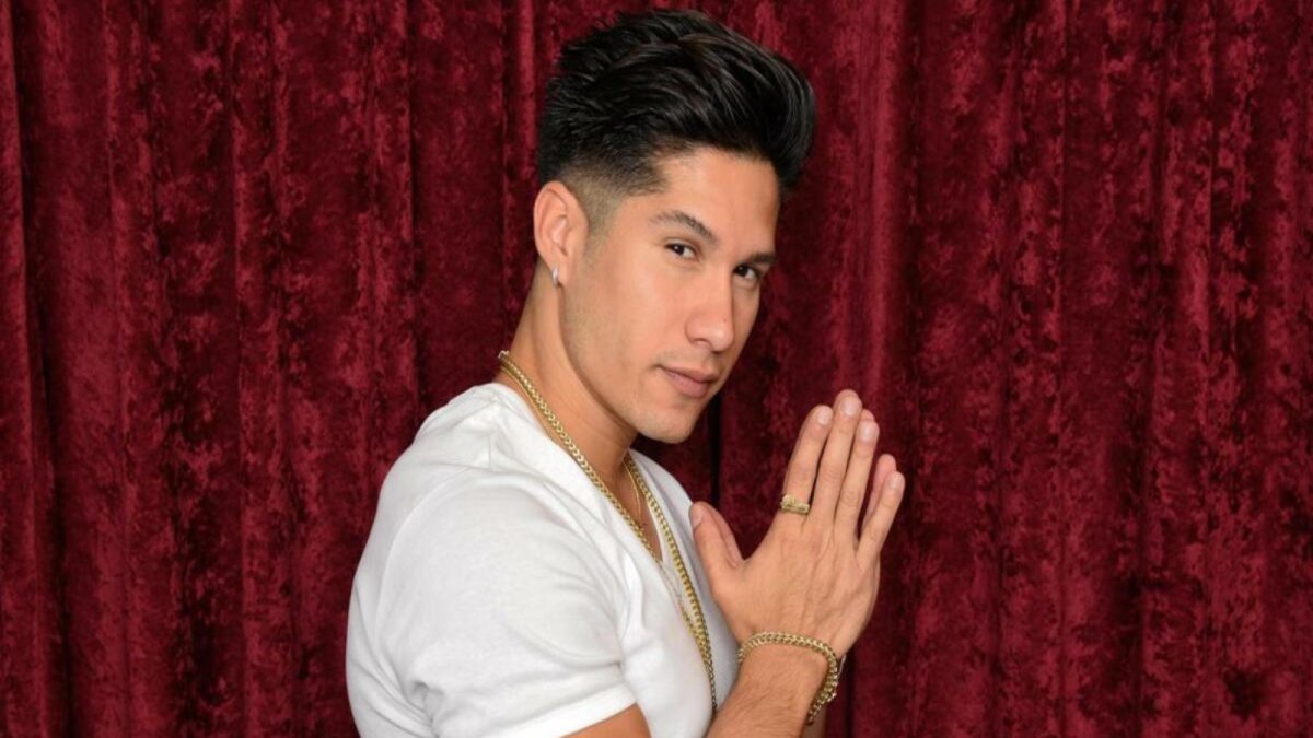 La madre del artista ha sido cuestionada por supuestamente querer quedarse con el dinero de su hijo. Lo mismo sucede con la prima del cantante.