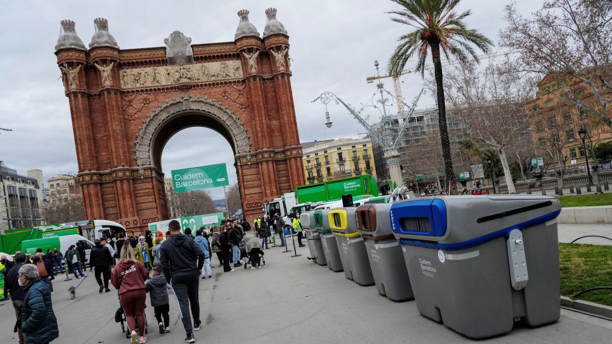 Contenedores de recogida de residuos en Barcelona.  /Enric Fontcuberta