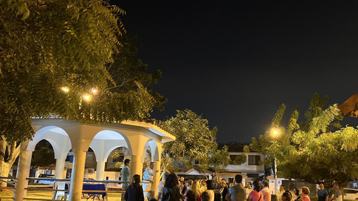 La construcción de la gasolinera ha sido motivo de reuniones de los residentes de la urbanización.