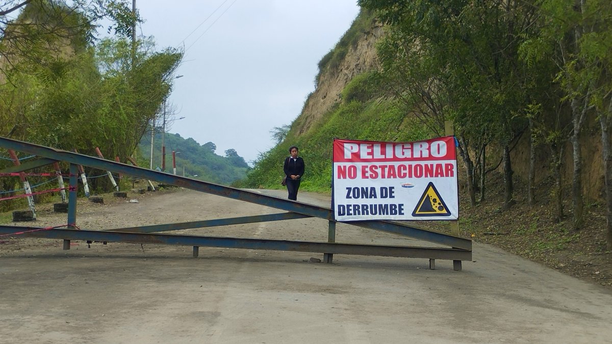 Con señales que advierten el peligro, así permanece la vía que conduce al Santuario de Olón.