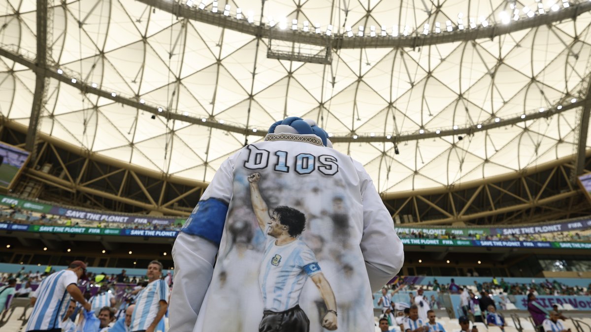 Un seguidor lleva una camiseta con la imagen de Diego Armando Maradona, durante el partido Argentina-Arabia Saudí disputado en el estadio Lusail, en Qatar.