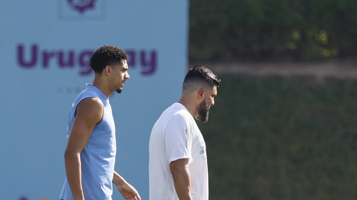 Ronald Araujo (i) sigue entrenando al margen del principal grupo uruguayo.