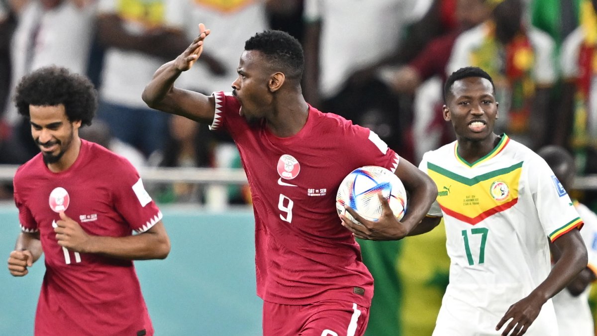 Selección catarí en el encuentro de Qatar y Senegal