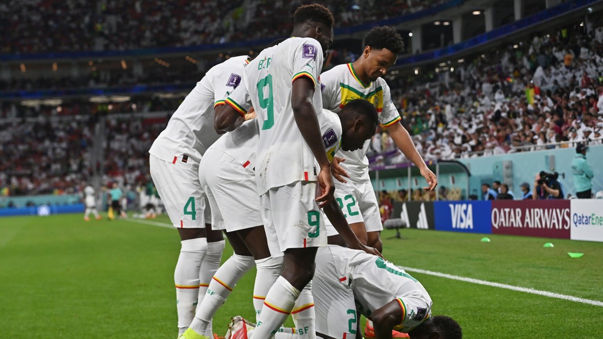 Bamba Dieng (D) de Sengal celebra con sus compañeros de equipo después de marcar el tercer gol del equipo durante el partido de fútbol del grupo A de la Copa Mundial de la FIFA 2022 entre Qatar y Senegal