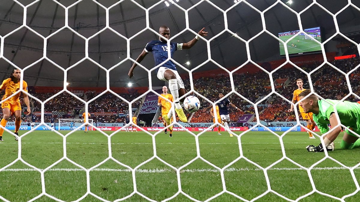 Enner Valencia (C) en el momento de anotar el 1-1 en el partido ante Países Bajos