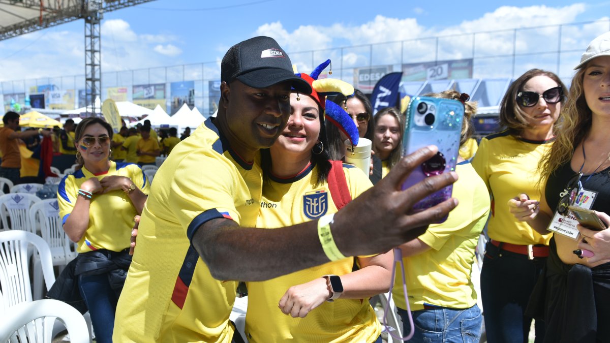 Édison Méndez fue el más buscado por los aficionados para tomarse fotografías.