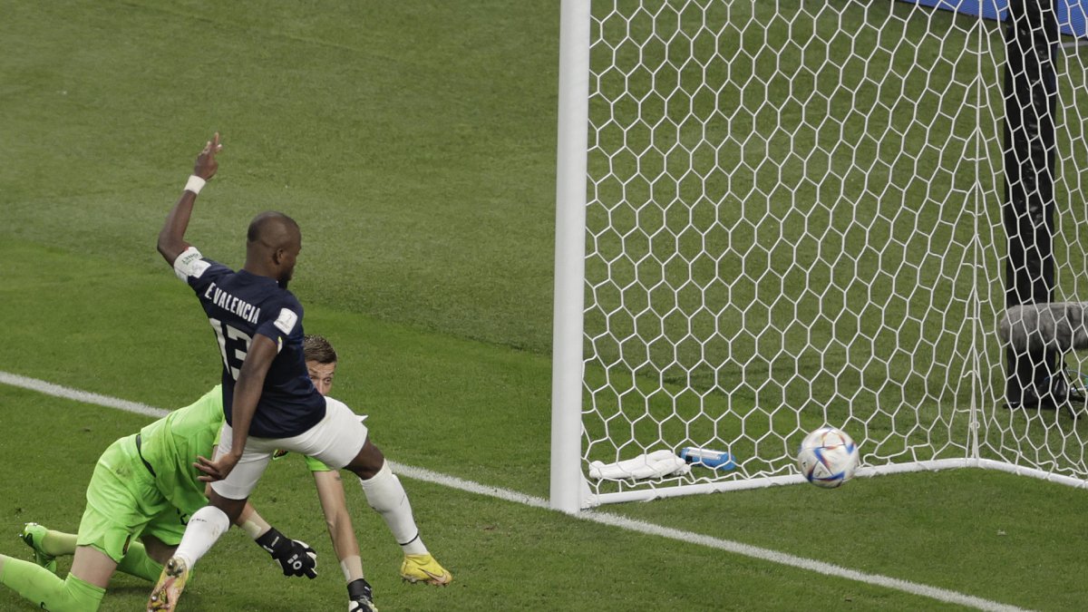 Enner Valencia, de Ecuador, marca en el partido contra Países Bajos del Mundial en el Khalifa International Stadium de Doha.