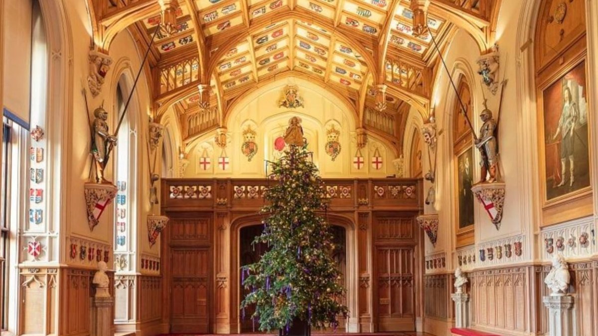 El árbol de seis metros de altura guarda los colores preferidos de Isabel II.