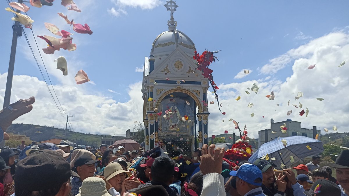 Quisapincha. Hombres y mujeres lanzan flores a sus santos locales.