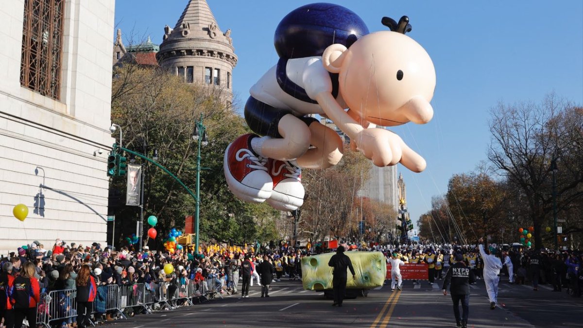 Miles de personas se reúnen en Nueva York por el famoso desfile de Macy's.