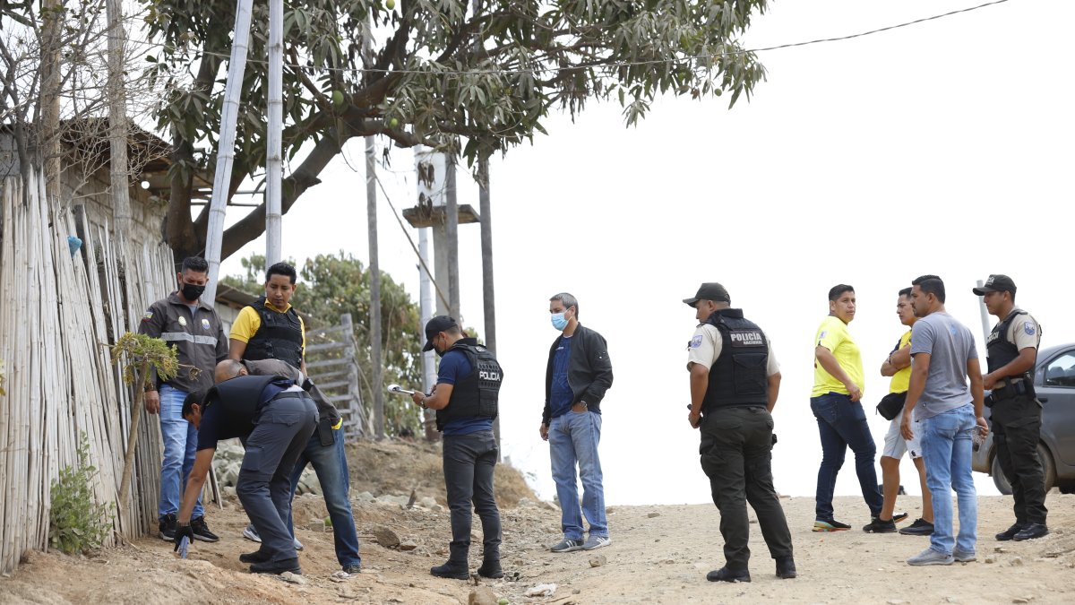 Guayaquil. Investigadores de diferentes unidades de la Policía Nacional acudieron al sitio del suceso.