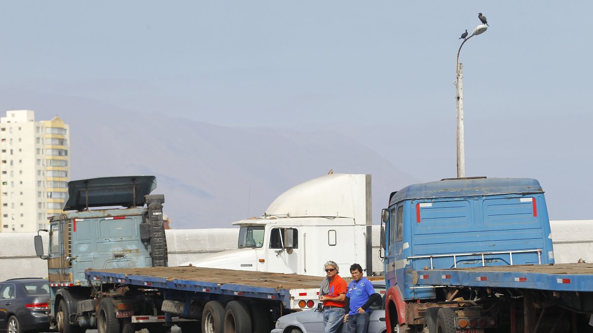 Camioneros esperan en Santiago (Chile), en una fotografía de archivo. EFE/