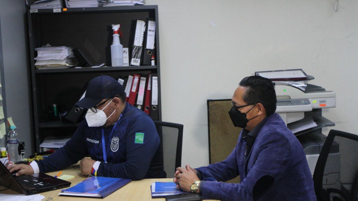 Postulación. El abogado Luis Lagla fue uno de los que se presentó la tarde del viernes del 25 de noviembre para inscribirse.