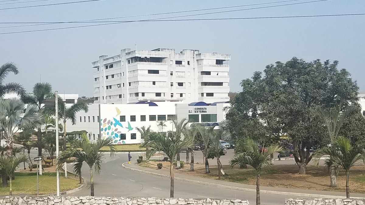 Vista del Hospital Universitario de Guayaquil donde se aprecian algunas áreas sin utilizar.