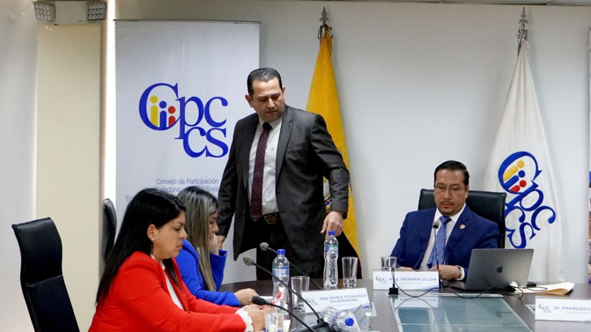 Hernán Ulloa, Francisco Bravo, María Fernanda Rivadeneira e Ibeth Estupiñán regresaron al CPCCS el miércoles 23 de noviembre luego de que el juez de La Concordia, Ángel Lindao Vera, les concedió medidas cautelares.