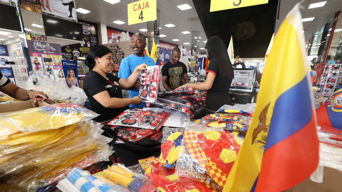Remberto Valencia, padre del futbolista Enner, goleador del Mundial de Fútbol, cotizó y compró juguetes para donación.