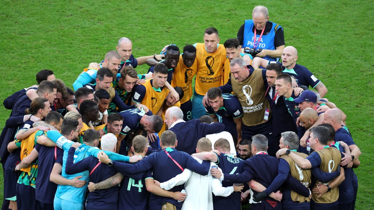 El entrenador de Australia Graham Arnold habla con los jugadores después de que el equipo ganó su encuentro contra Túnez en la Copa Mundial de la FIFA 2022 grupo D