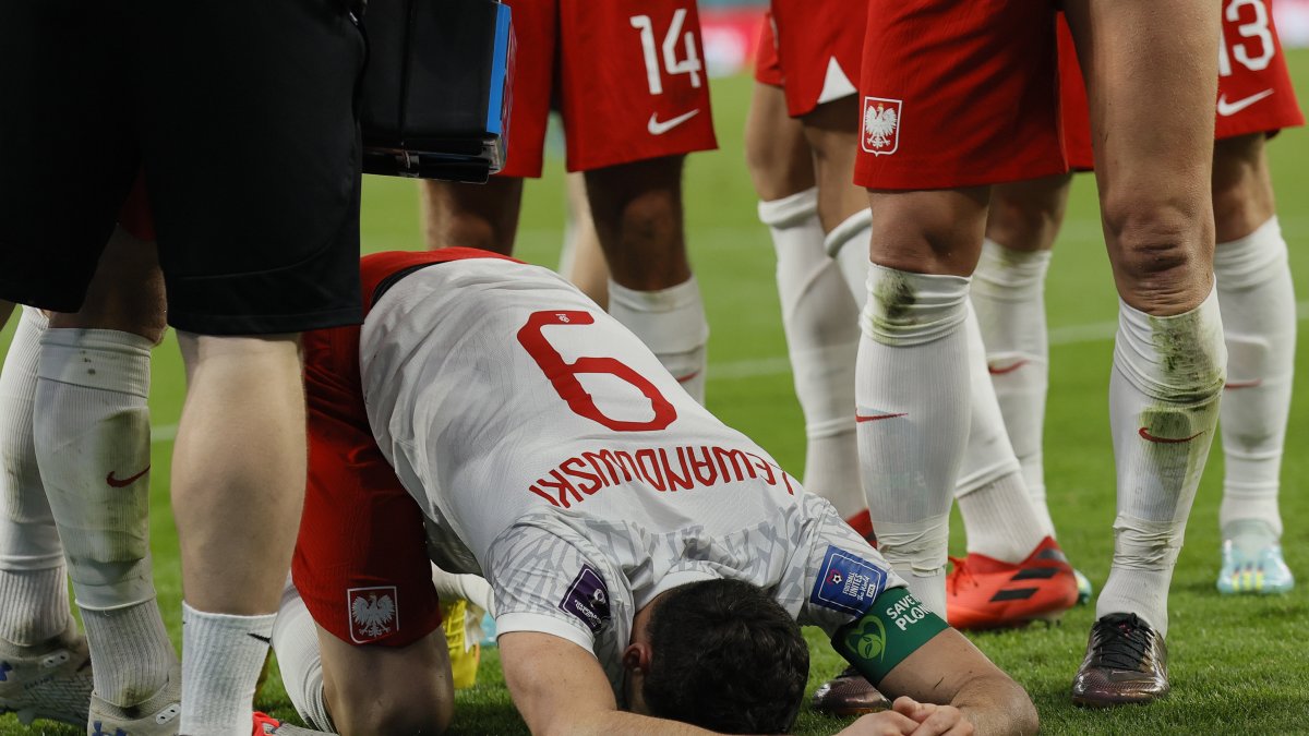 Robert Lewandowski de Polonia celebra el 2-0 durante el partido de fútbol entre Polonia y Arabia Saudí en Estadio de Ciudad de la Educación en Doha