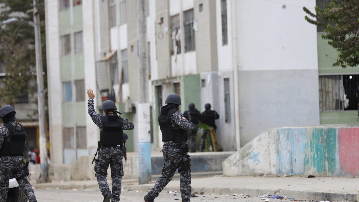 Los especialistas armados de la Policía Nacional rodean el lugar. Tienen fusiles y evitan el acceso de personas.