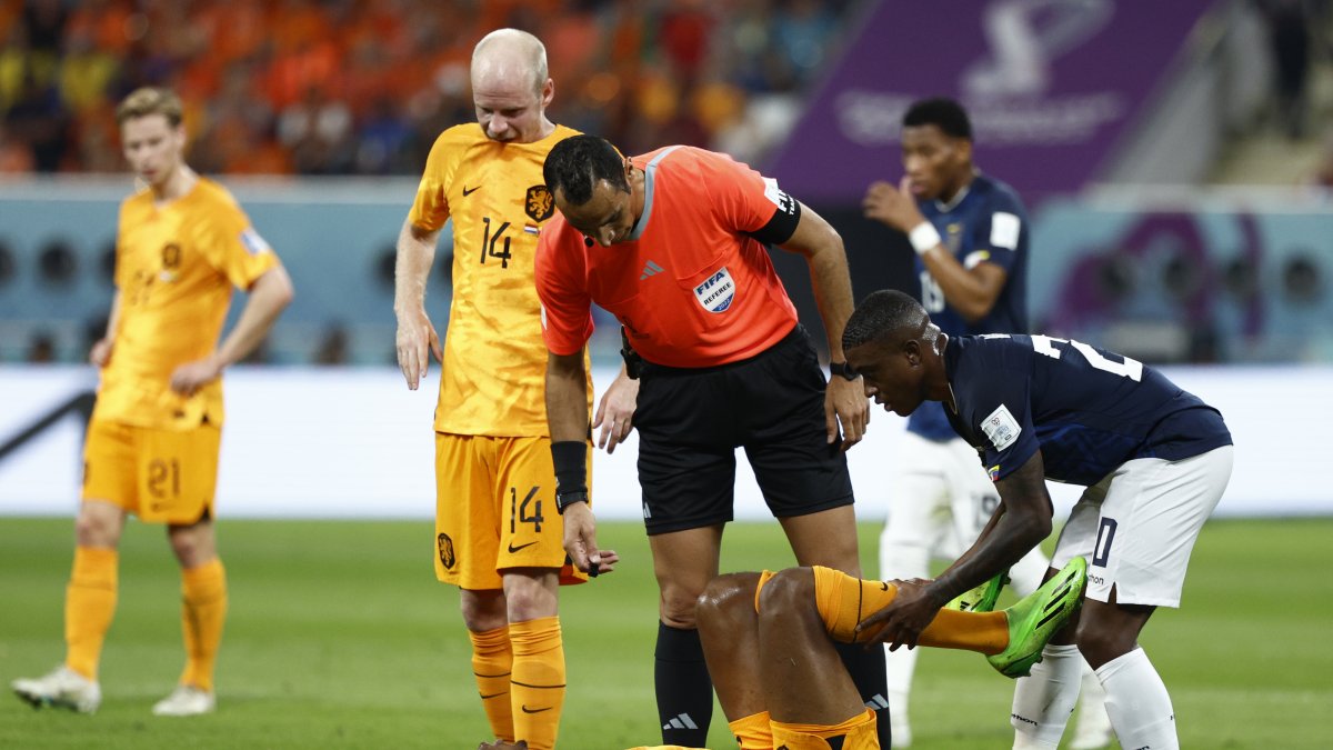 Los árbitros, durante el Mundial, procuran descontar todo el tiempo posible.