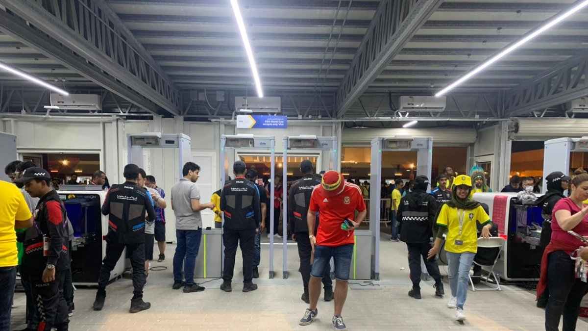 Los aficionados tienen que seguir al pie de la letra los requerimientos de los policías para poder ingresar a los escenarios deportivos con la finalidad de observar los encuentros de la Copa del Mundo.