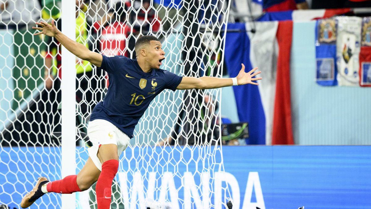 Kylian Mbappe celebra después de marcar su segundo gol ante Dinamarca
