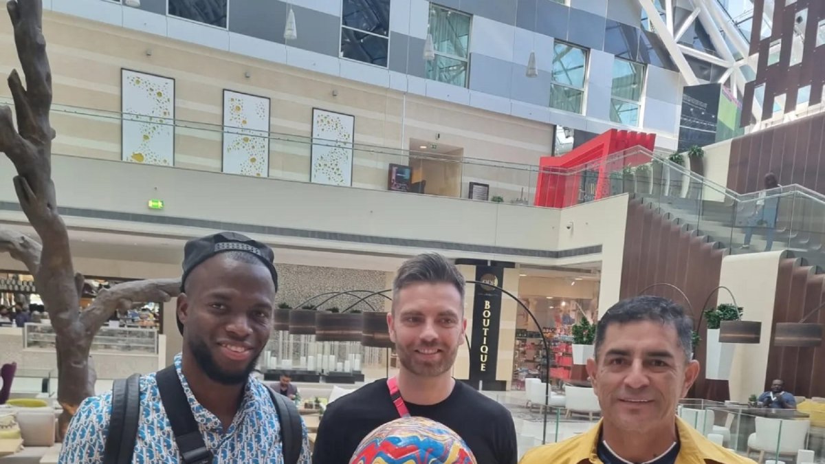 Juan Carlos Bustamante, hincha del combinado nacional, aprovechó para tomarse una foto con Enner Valencia, goleador de la Tri.