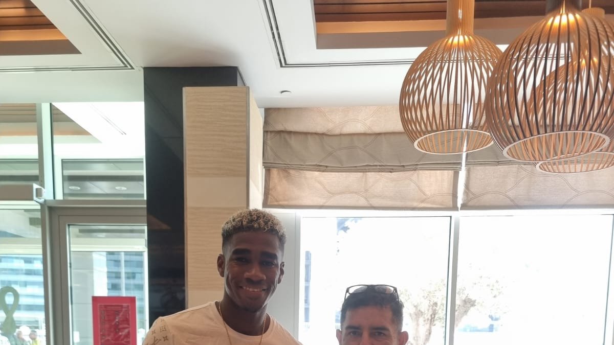 El entusiasta seguidor lojano, en una gráfica con el defensa del combinado nacional Félix Torres, a quien felicitó por su accionar.