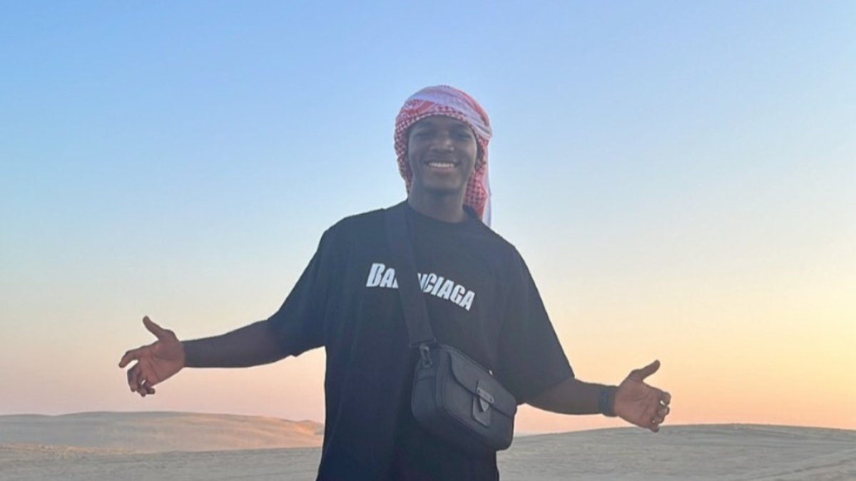 El volante ecuatoriano Moisés Caicedo disfruta de un momento de relax en el desierto de Catar.