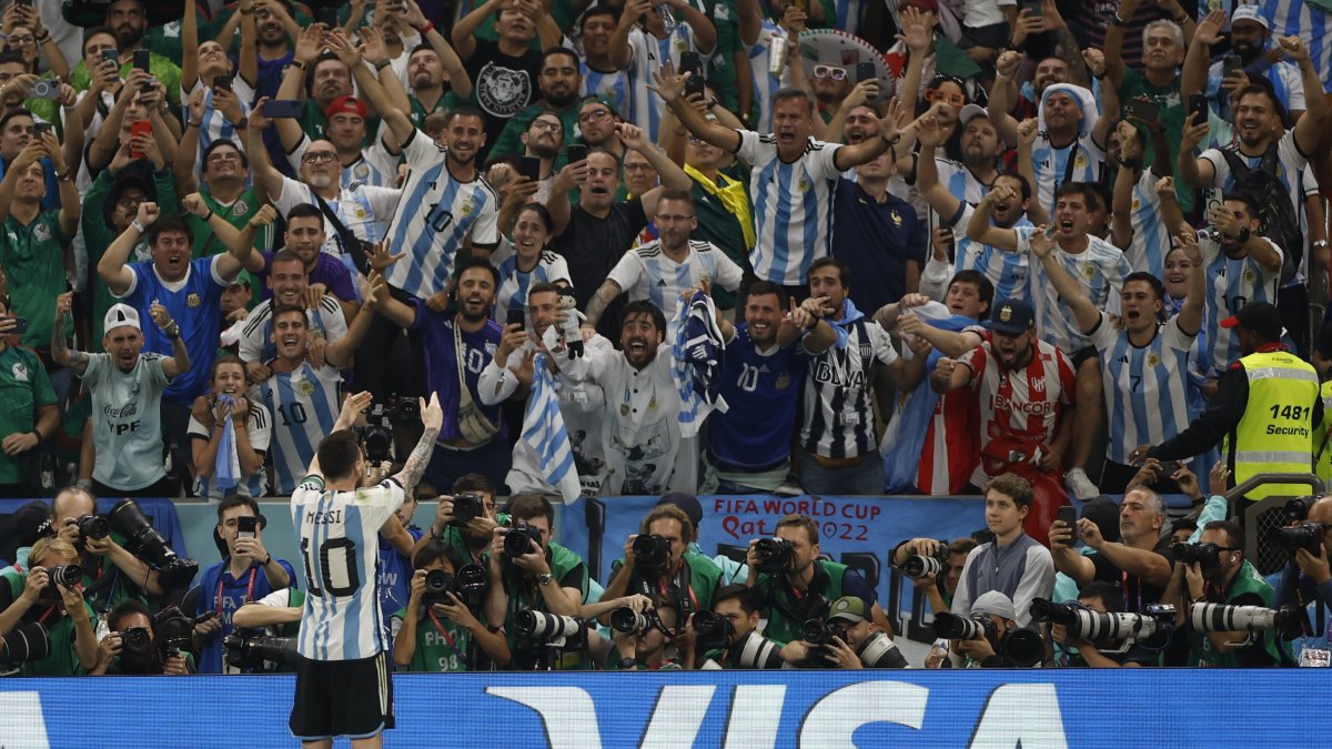 Lionel Messi (i) de Argentina celebra un gol en un partido de la fase de grupos del Mundial de Fútbol Qatar 2022 entre Argentina y México en el estadio de Lusail