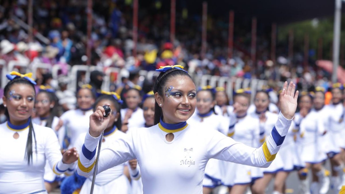 Una bastonera del Colegio Mejía participa de los eventos programados por las fiestas de Quito