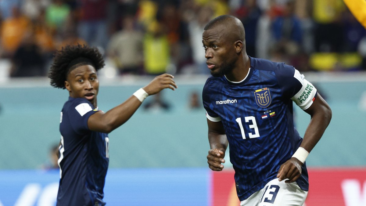 Enner Valencia (d), delantero tricolor, será recibido por sus familia en Esmeraldas con su plato preferido.