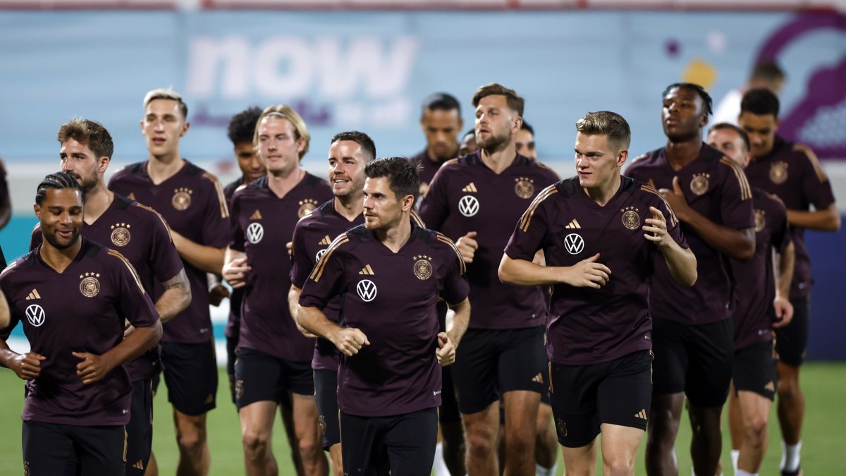 Jugadores de Alemania participan en un entrenamiento de su selección en Doha.