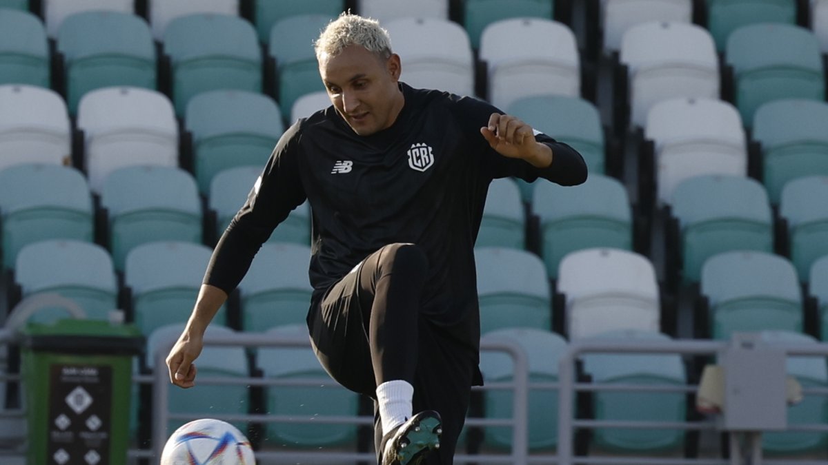 El portero de Costa Rica, Keylor Navas, participa en un entrenamiento de su conjunto nacional en el marco del Mundial de Fútbol Qatar 2022.
