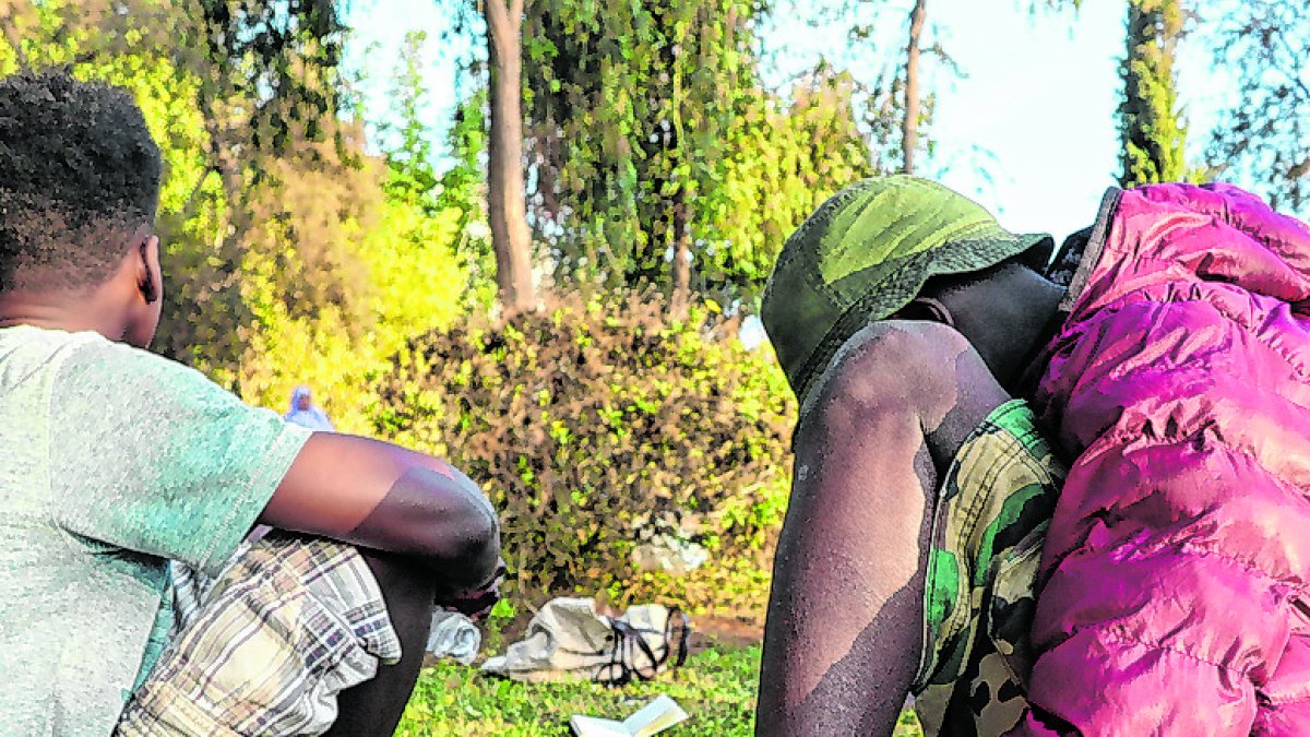 Dos de los menores entrevistados en un parque de Rabat.