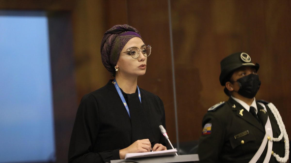 Correísta. Jhajaira Urresta, la reina del parlamentarismo iletrado, se dispone a destrozar el texto de su discurso que, como siempre, lleva escrito.