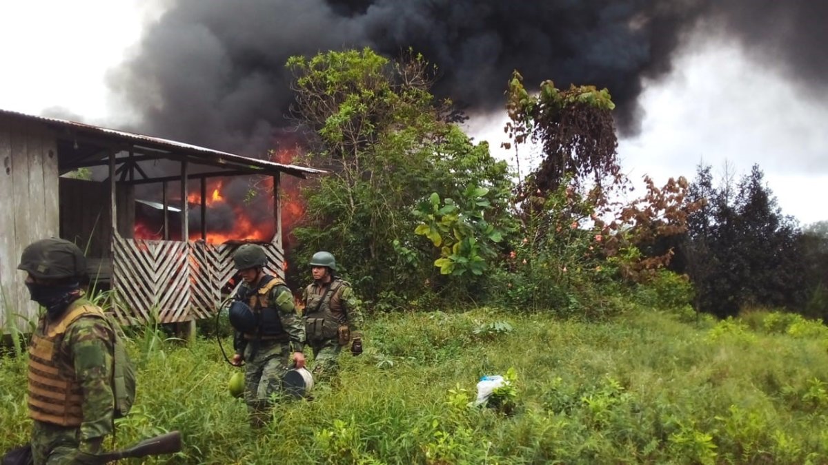 Destrucción. La infraestructura ilegal hallada en la zona de frontera fue incinerada.