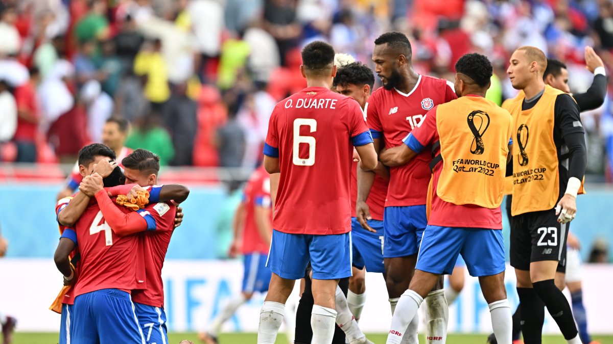 Los jugadores de Costa Rica celebran después del partido de fútbol del grupo E de la Copa Mundial de la FIFA 2022 entre Japón y Costa Rica