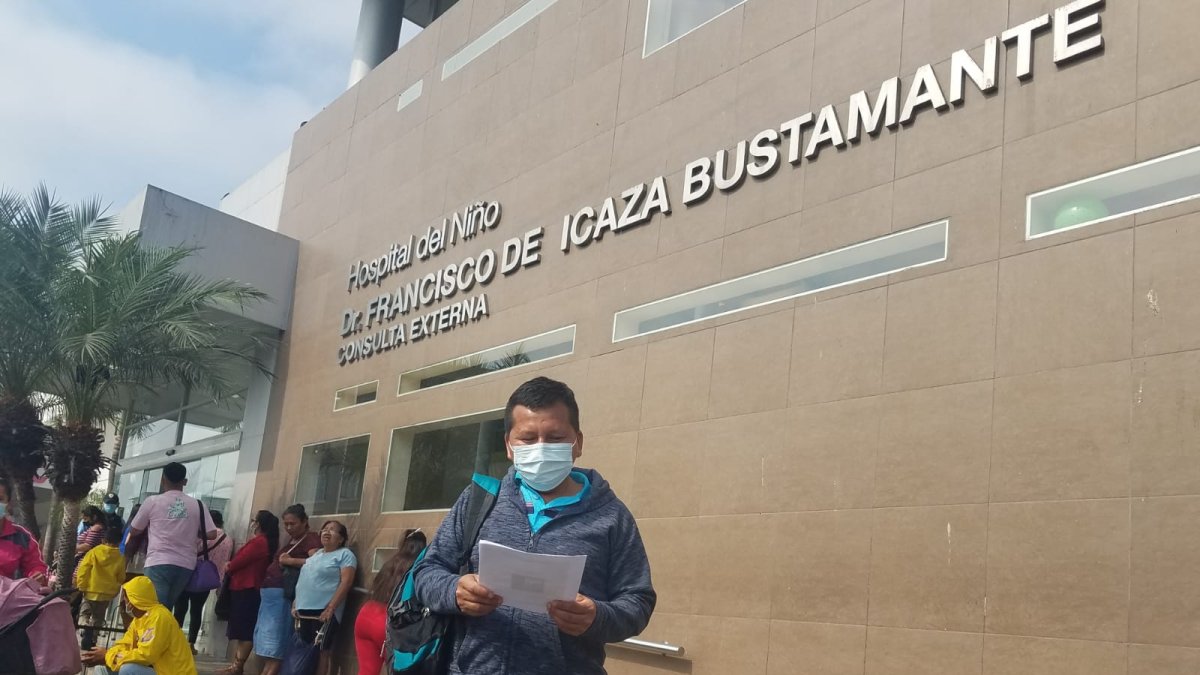 Víctor Bailón, padre de un paciente infantil, entregó una  carta al Hospital del Niño para pedir que le vuelvan a dar a su hijo la medicina anterior.