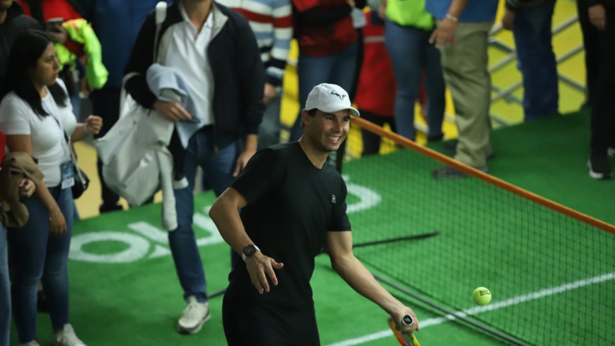 Nadal demostró su calidad con varios golpes de su raqueta, incluso cuando se retiraba la chaqueta