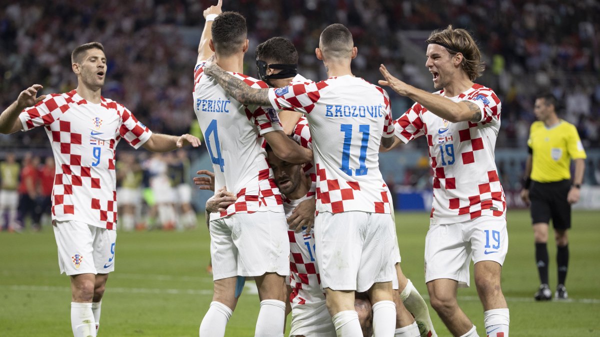 Los jugadores de Croacia celebran la ventaja de 2-1 durante el partido de fútbol del grupo F de la Copa Mundial de la FIFA 2022 entre Croacia y Canadá