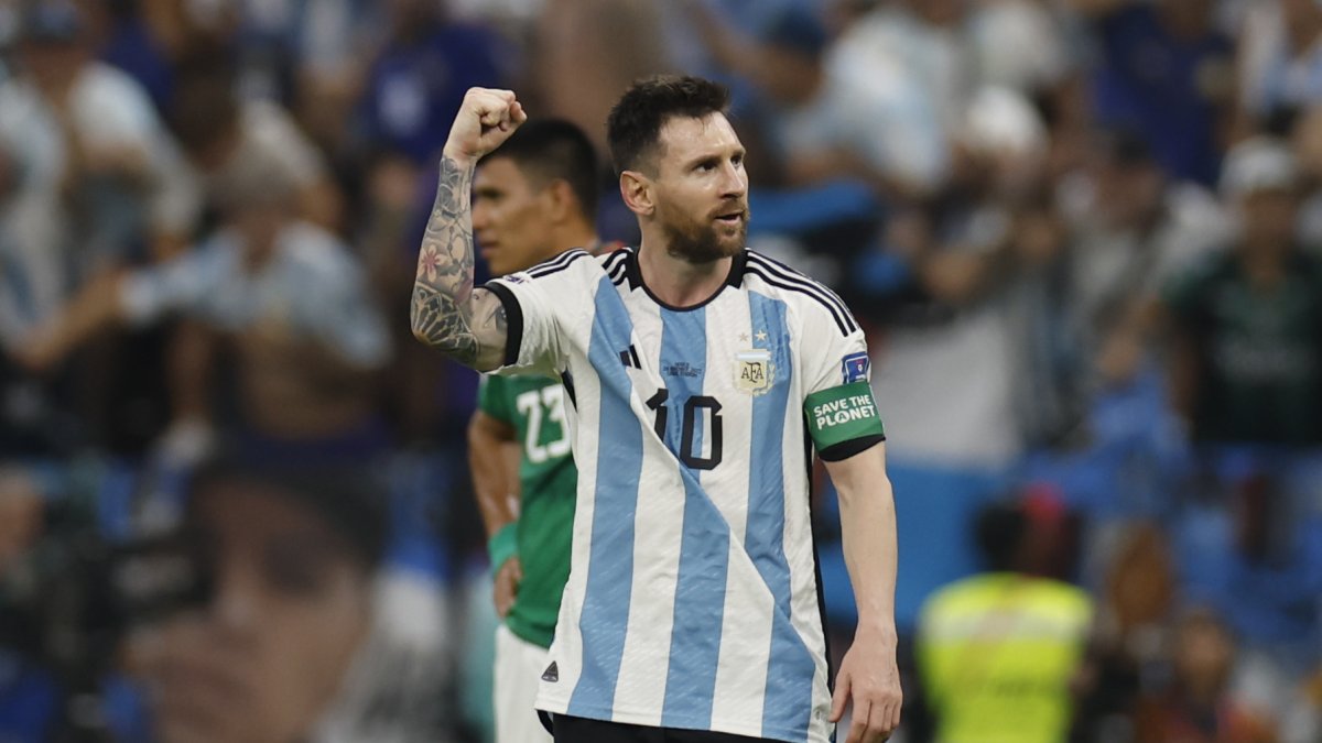 El argentino Lionel Messi celebra el primer tanto en la victoria ante los aztecas.